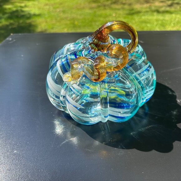 #5261 CLEAR W/ BLUE & WHITE SWIRL PATTERN GLASS PUMPKIN - Picture 4 of 11